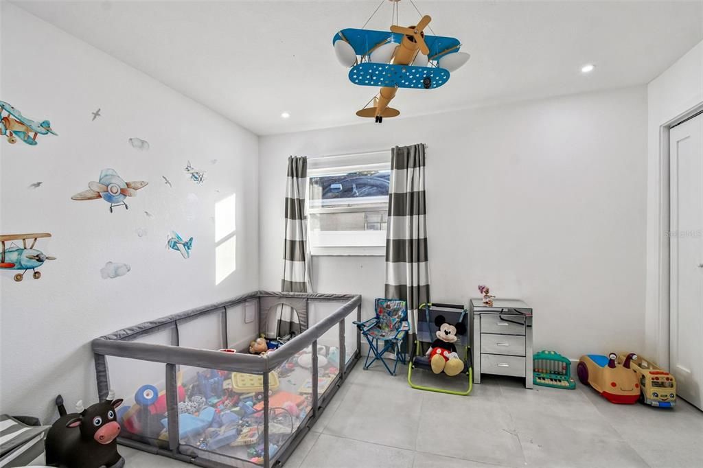 Activo con contrato: $490,000 (4 camas, 3 baños, 2121 Pies cuadrados)