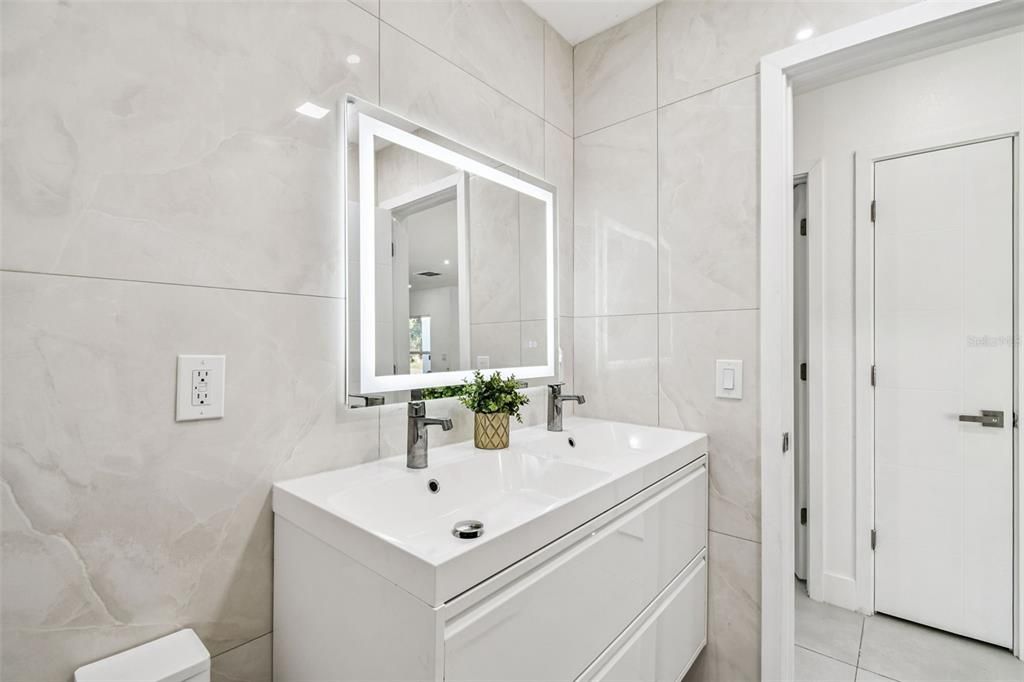 Activo con contrato: $490,000 (4 camas, 3 baños, 2121 Pies cuadrados)