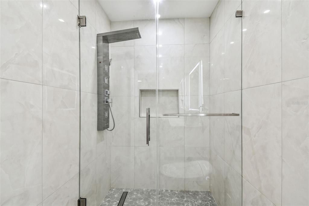 Activo con contrato: $490,000 (4 camas, 3 baños, 2121 Pies cuadrados)