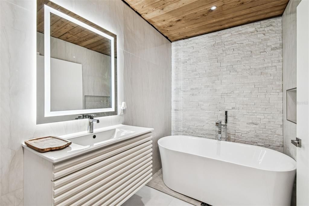 Activo con contrato: $490,000 (4 camas, 3 baños, 2121 Pies cuadrados)