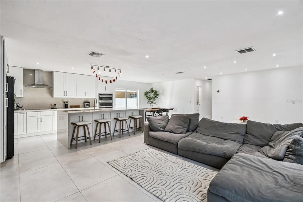 Activo con contrato: $490,000 (4 camas, 3 baños, 2121 Pies cuadrados)