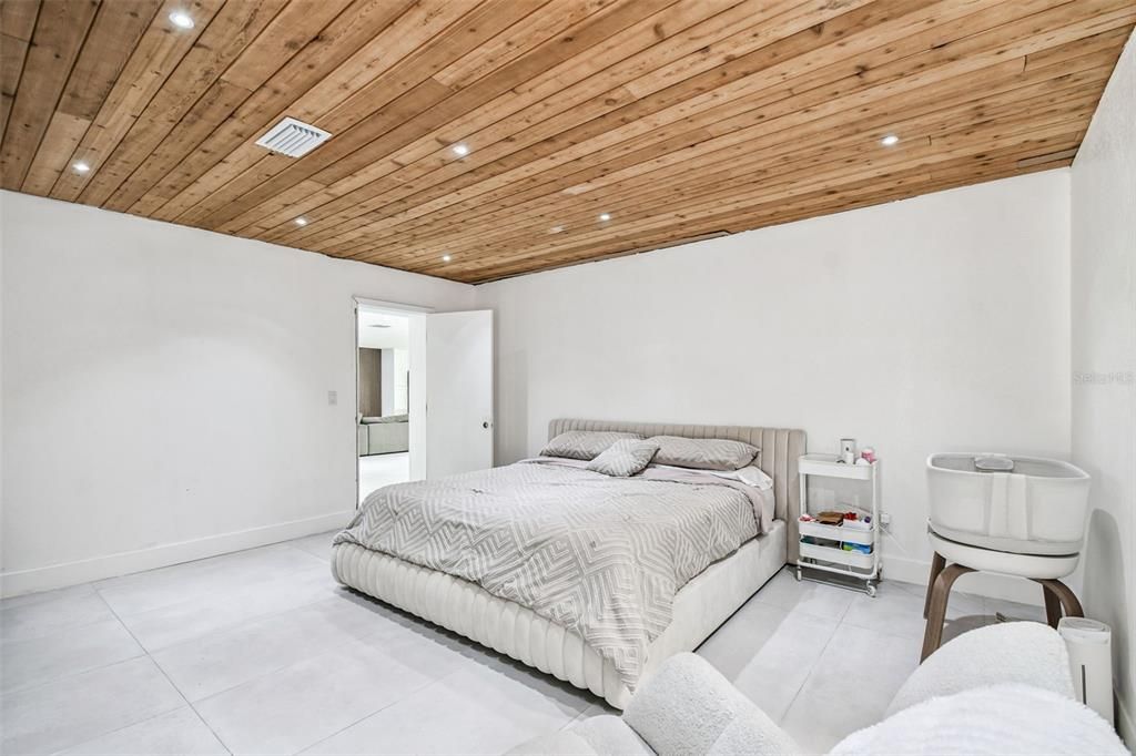 Activo con contrato: $490,000 (4 camas, 3 baños, 2121 Pies cuadrados)