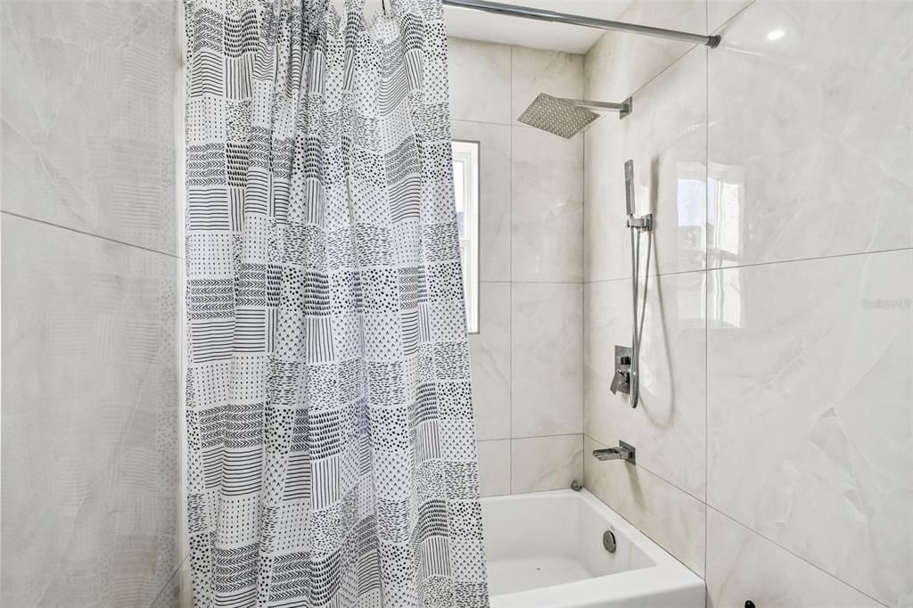 Activo con contrato: $490,000 (4 camas, 3 baños, 2121 Pies cuadrados)