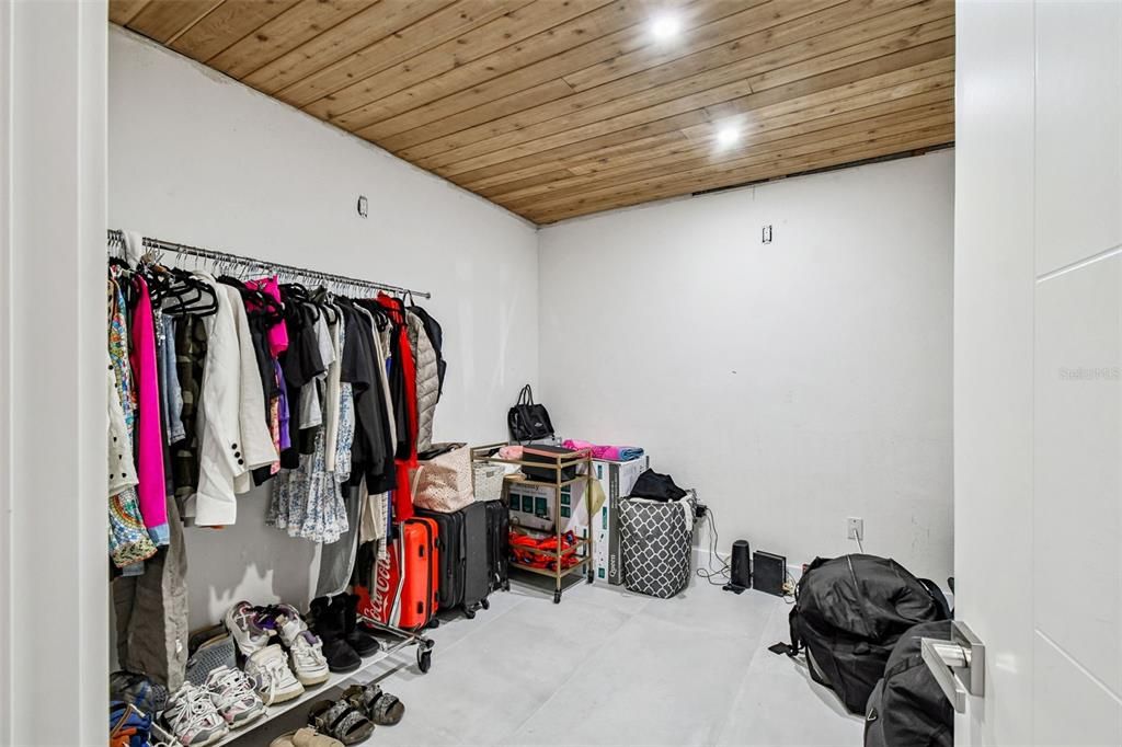 Activo con contrato: $490,000 (4 camas, 3 baños, 2121 Pies cuadrados)