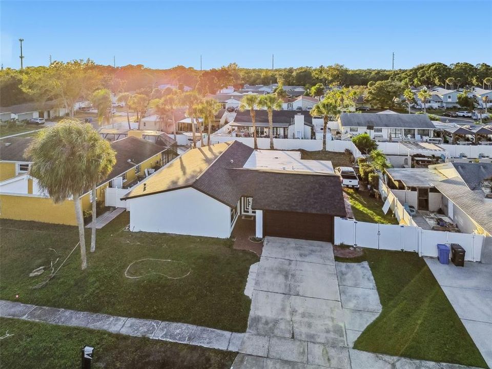 Activo con contrato: $490,000 (4 camas, 3 baños, 2121 Pies cuadrados)