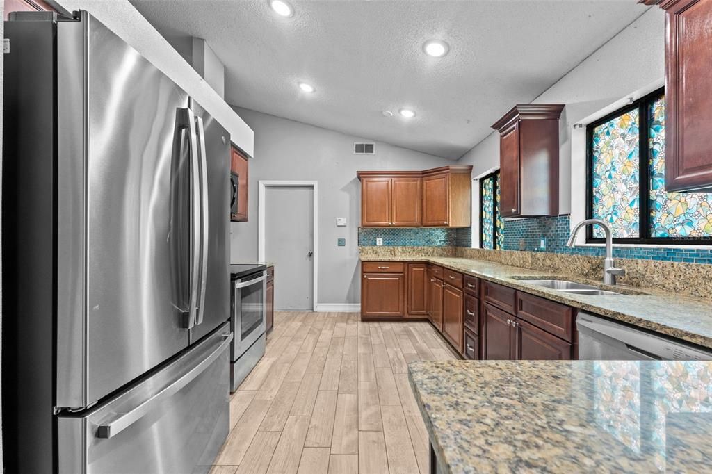 合同活跃: $309,900 (3 贝兹, 2 浴室, 1473 平方英尺)