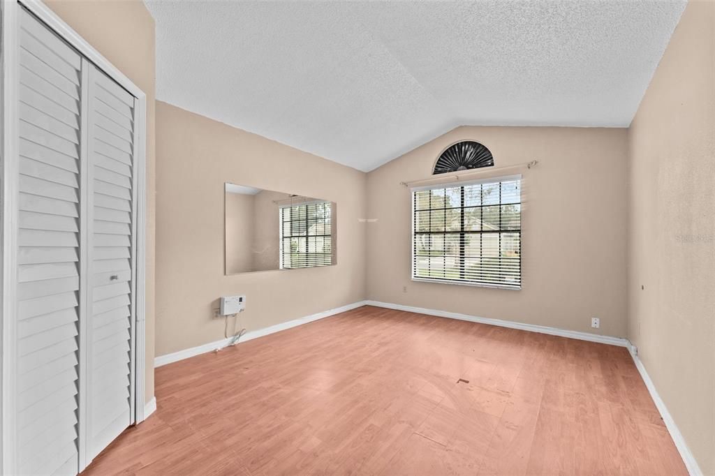 合同活跃: $309,900 (3 贝兹, 2 浴室, 1473 平方英尺)