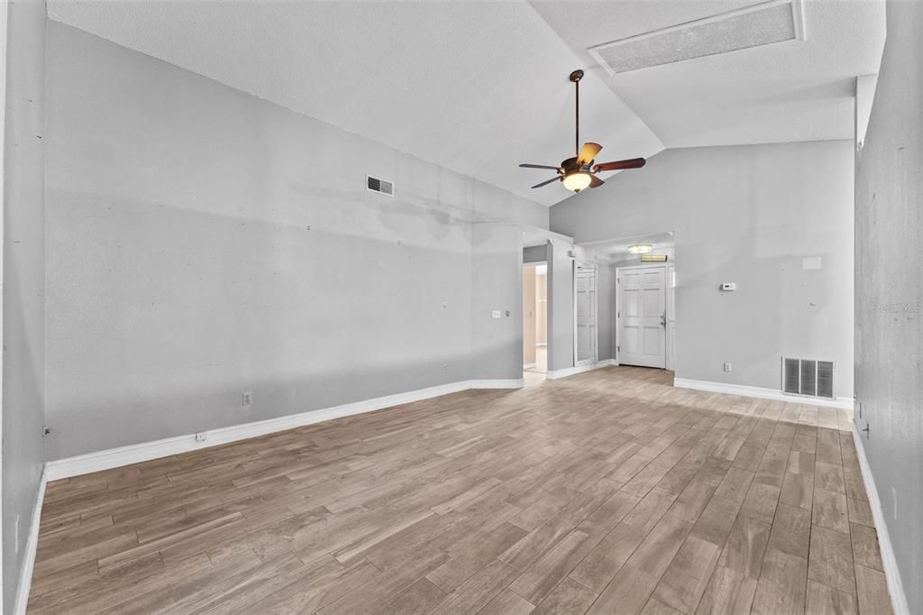 合同活跃: $309,900 (3 贝兹, 2 浴室, 1473 平方英尺)