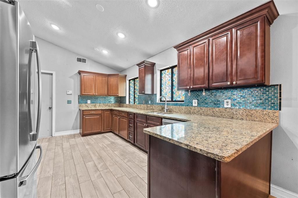 合同活跃: $309,900 (3 贝兹, 2 浴室, 1473 平方英尺)