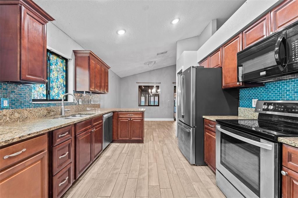 合同活跃: $309,900 (3 贝兹, 2 浴室, 1473 平方英尺)