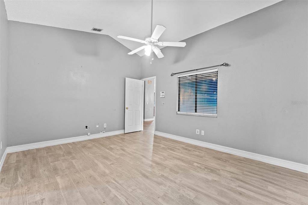 合同活跃: $309,900 (3 贝兹, 2 浴室, 1473 平方英尺)