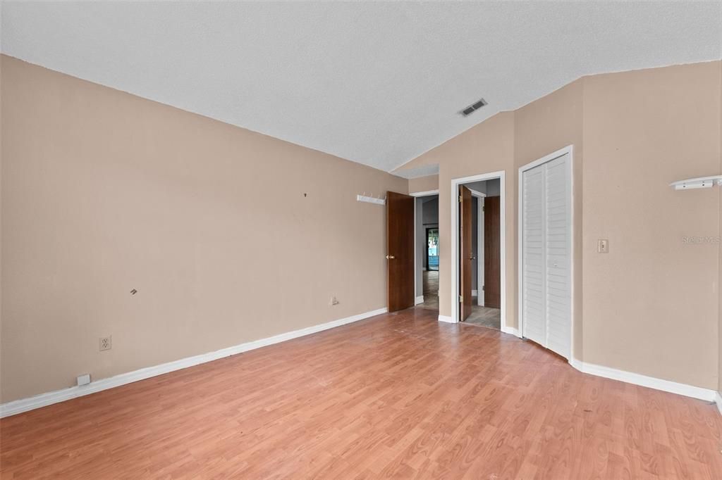 合同活跃: $309,900 (3 贝兹, 2 浴室, 1473 平方英尺)