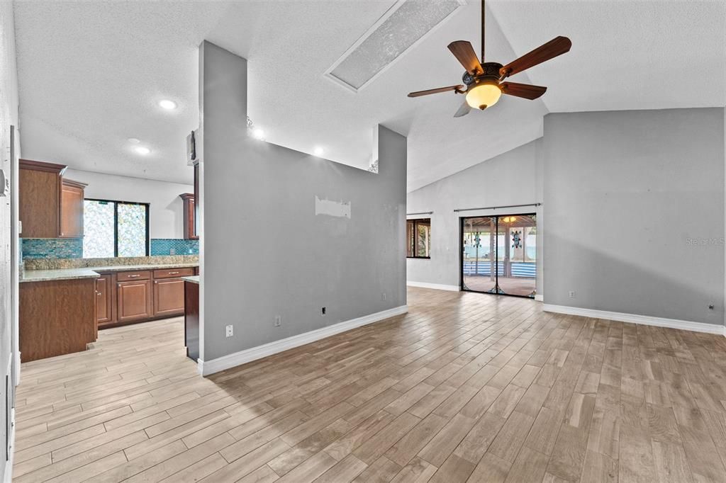 合同活跃: $309,900 (3 贝兹, 2 浴室, 1473 平方英尺)