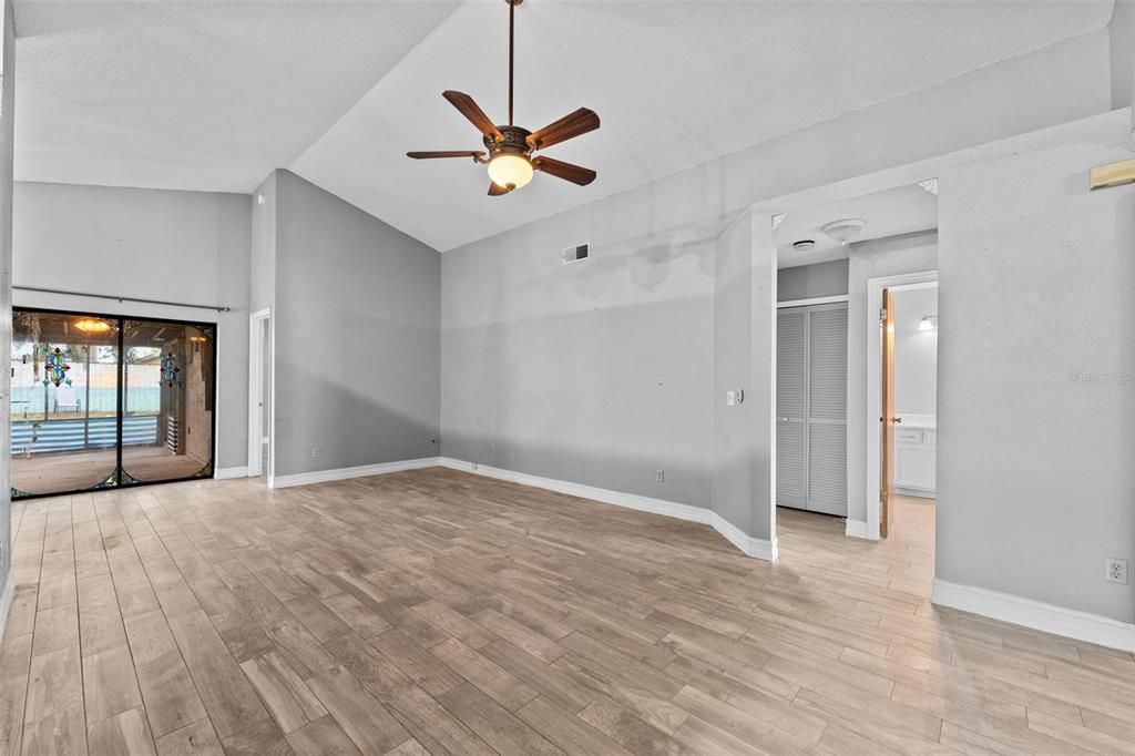 合同活跃: $309,900 (3 贝兹, 2 浴室, 1473 平方英尺)