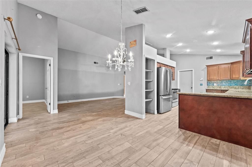 合同活跃: $309,900 (3 贝兹, 2 浴室, 1473 平方英尺)