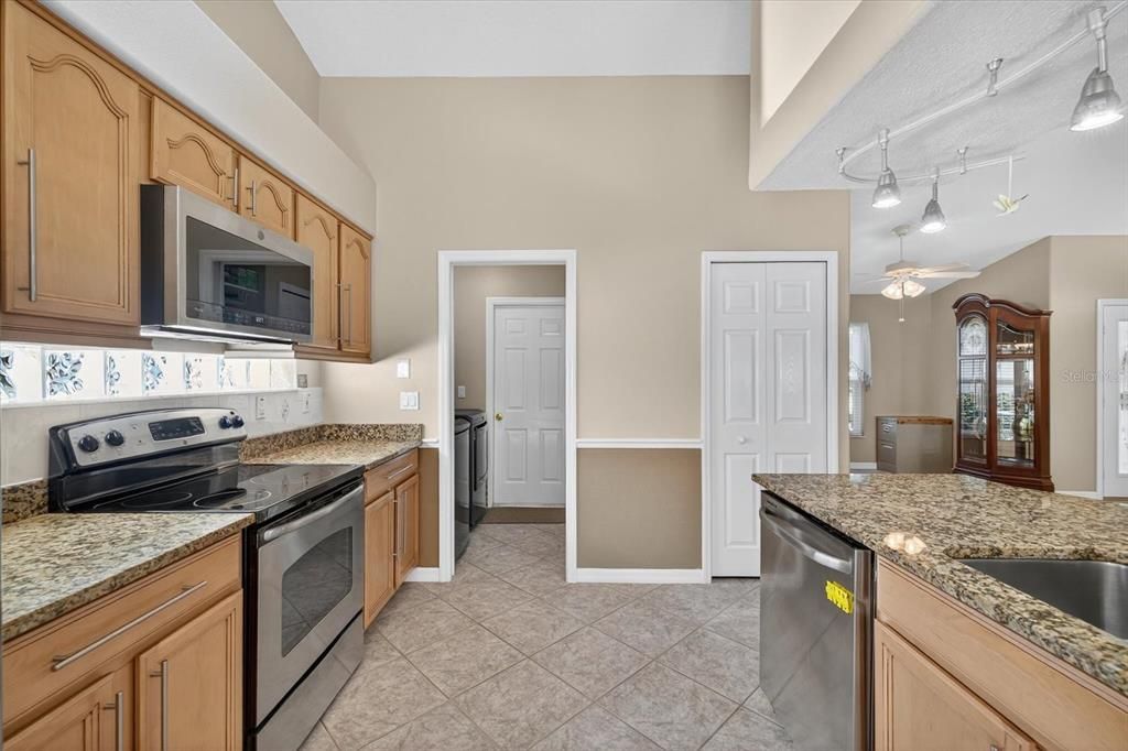 Active With Contract: $350,000 (3 beds, 3 baths, 1839 Square Feet)