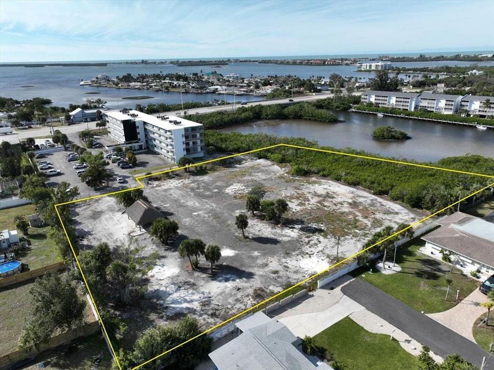 На продажу: $350,000 (2.07 acres)