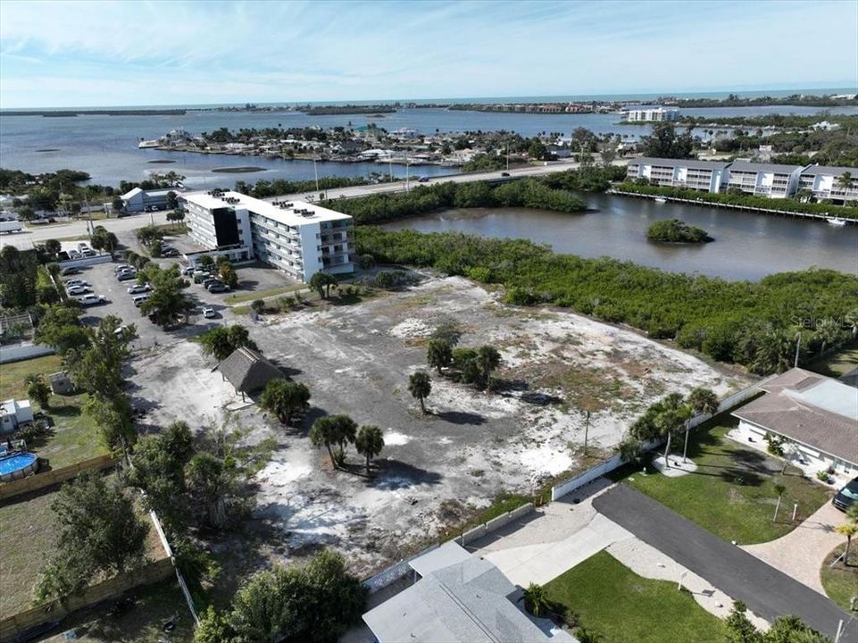 На продажу: $350,000 (2.07 acres)