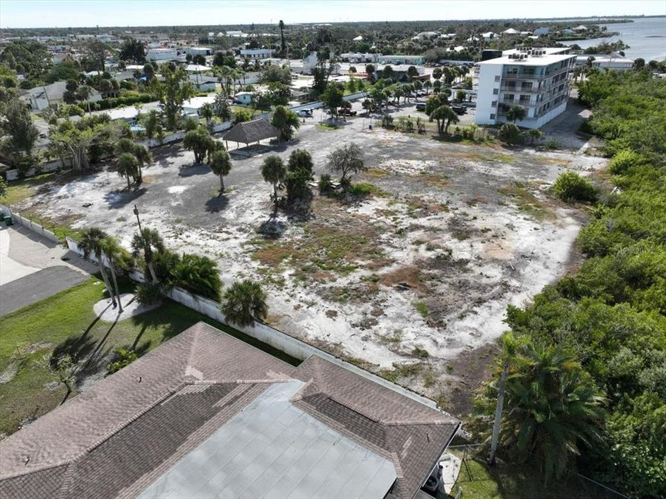 На продажу: $350,000 (2.07 acres)