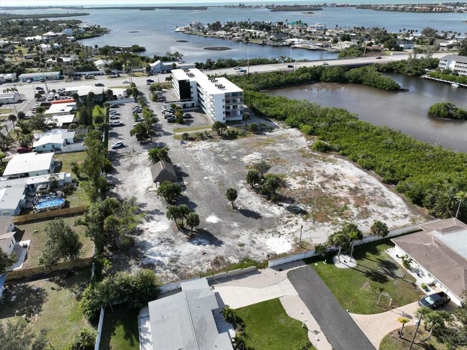 На продажу: $350,000 (2.07 acres)