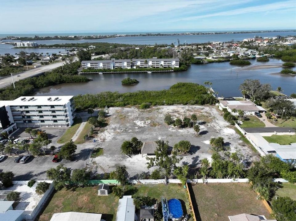 На продажу: $350,000 (2.07 acres)