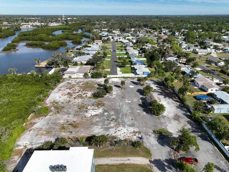 На продажу: $350,000 (2.07 acres)