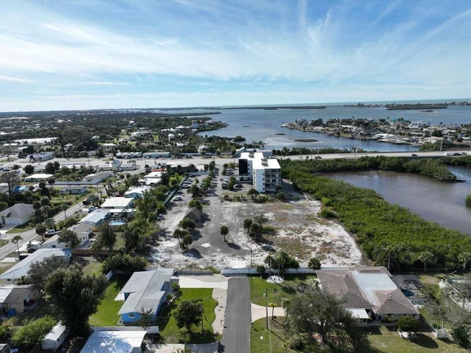 На продажу: $350,000 (2.07 acres)