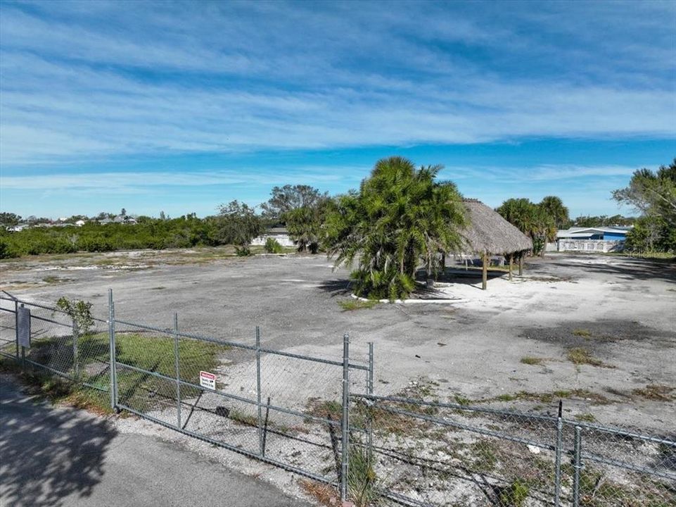 На продажу: $350,000 (2.07 acres)