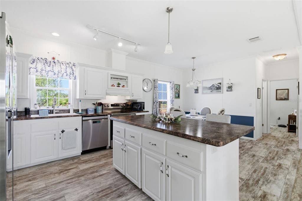 На продажу: $324,000 (3 спален, 2 ванн, 1447 Квадратных фут)