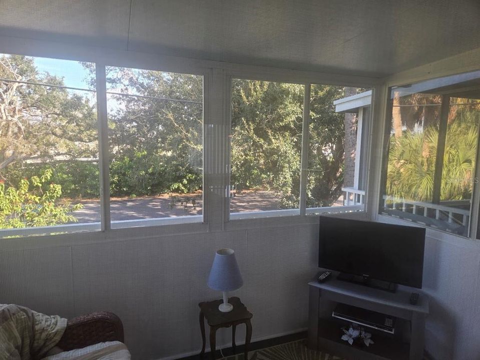 For Sale: $105,700 (2 beds, 1 baths, 706 Square Feet)