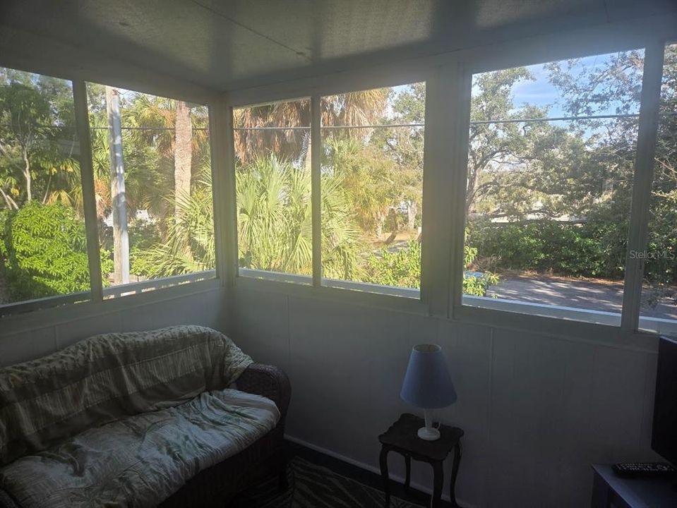 For Sale: $105,700 (2 beds, 1 baths, 706 Square Feet)