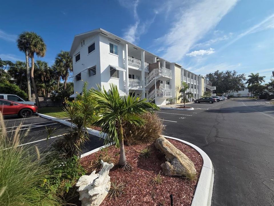 For Sale: $105,700 (2 beds, 1 baths, 706 Square Feet)