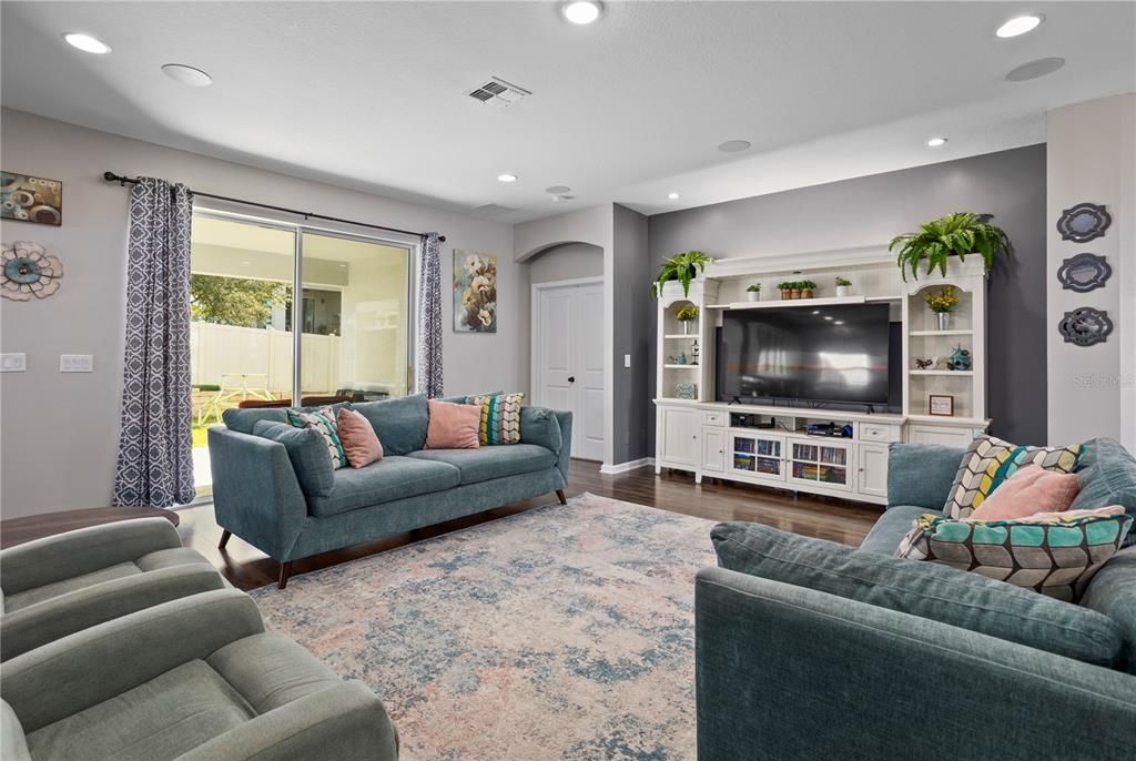 For Sale: $725,000 (6 beds, 5 baths, 4732 Square Feet)