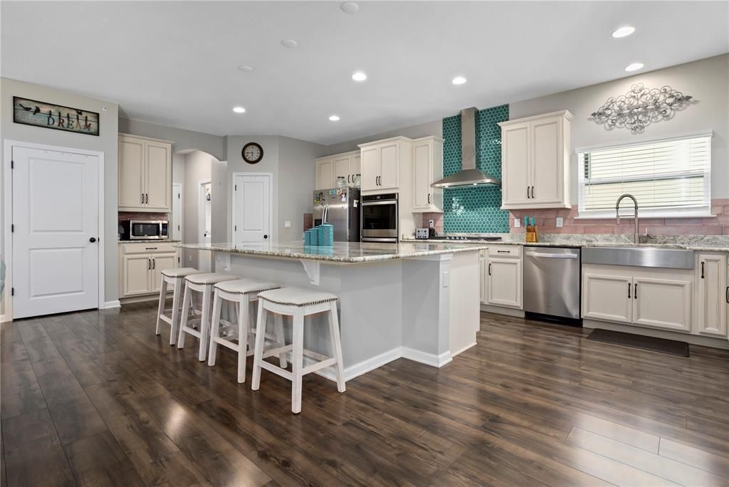 For Sale: $725,000 (6 beds, 5 baths, 4732 Square Feet)