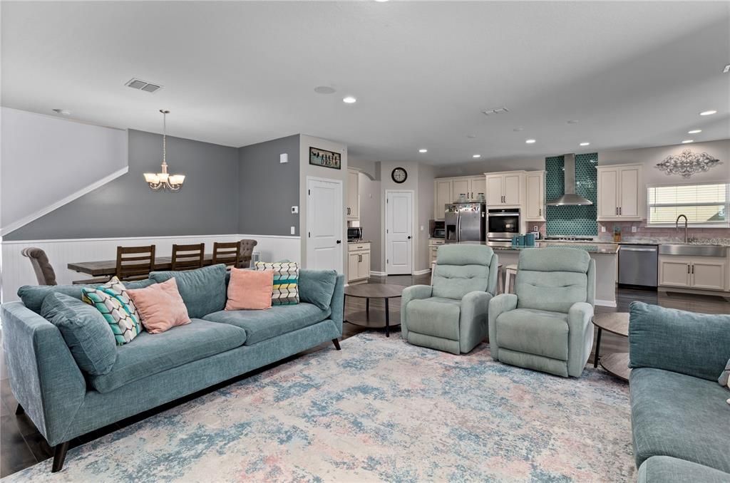 For Sale: $725,000 (6 beds, 5 baths, 4732 Square Feet)