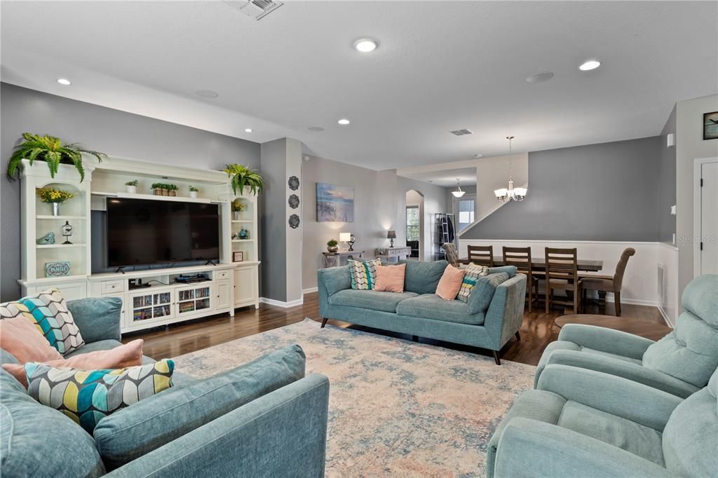 For Sale: $725,000 (6 beds, 5 baths, 4732 Square Feet)