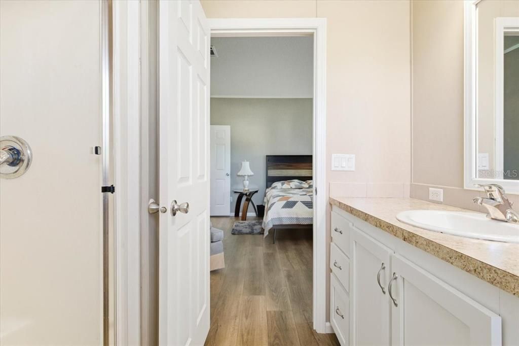 For Sale: $199,900 (2 beds, 2 baths, 960 Square Feet)