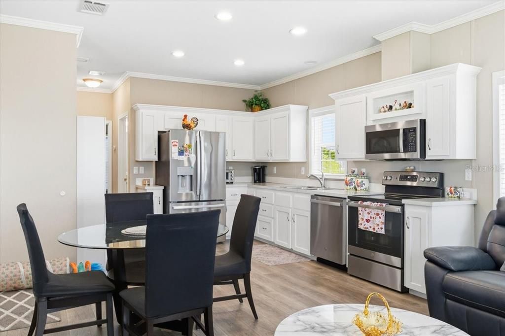 For Sale: $199,900 (2 beds, 2 baths, 960 Square Feet)