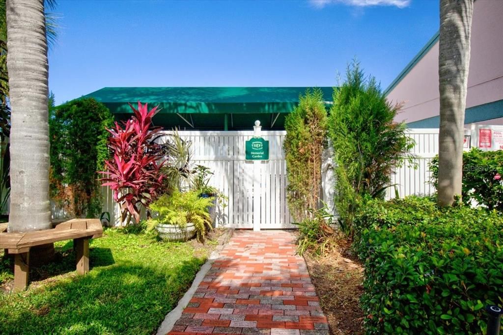 For Sale: $199,900 (2 beds, 2 baths, 960 Square Feet)