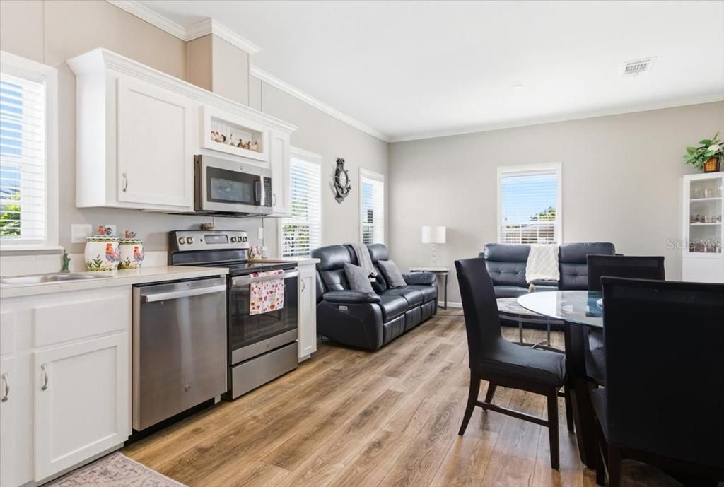 For Sale: $199,900 (2 beds, 2 baths, 960 Square Feet)