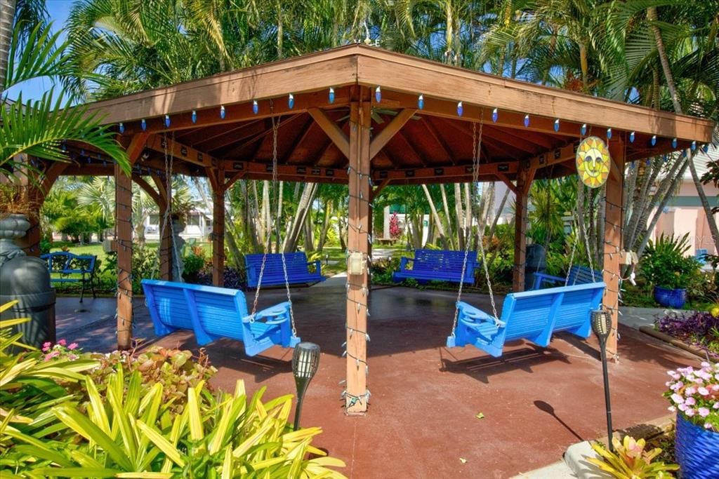 For Sale: $199,900 (2 beds, 2 baths, 960 Square Feet)