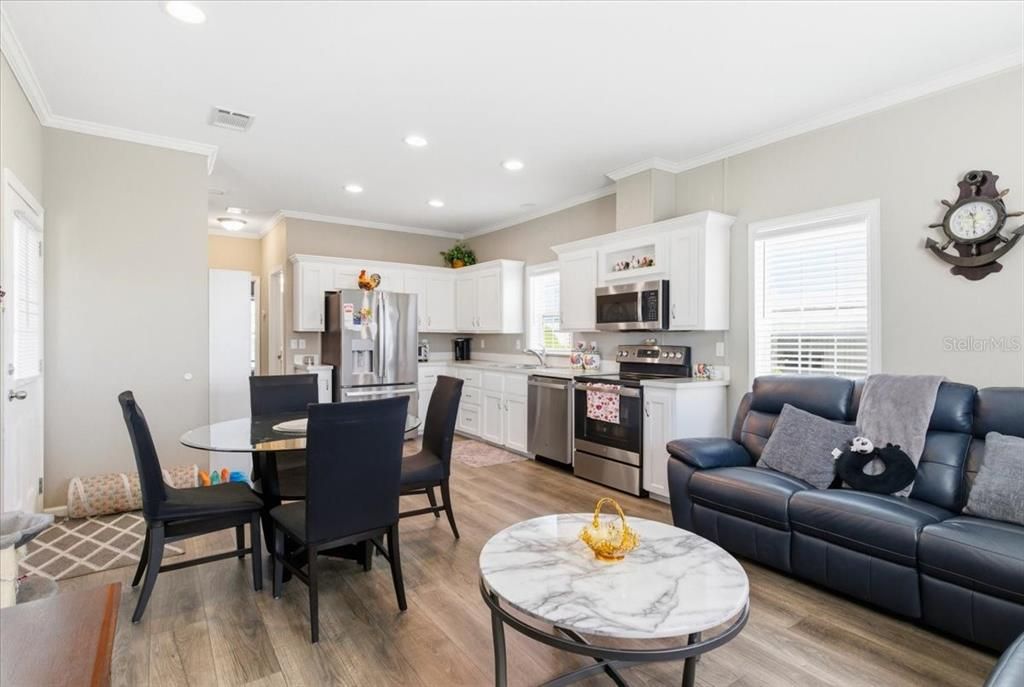 For Sale: $199,900 (2 beds, 2 baths, 960 Square Feet)