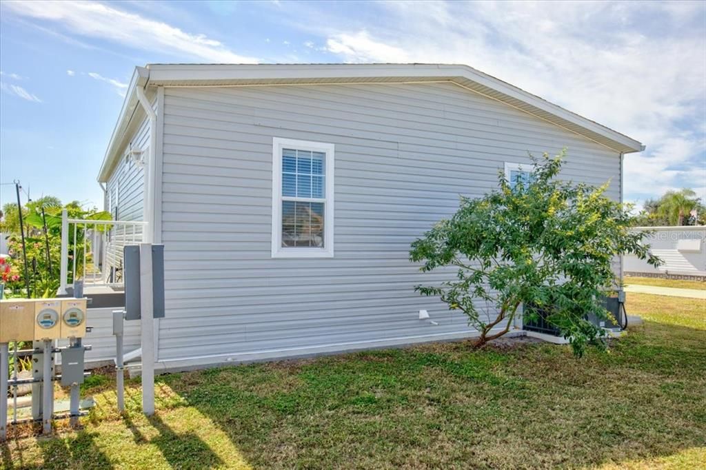 For Sale: $199,900 (2 beds, 2 baths, 960 Square Feet)