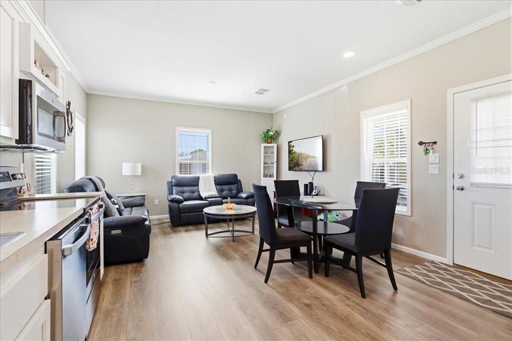 For Sale: $199,900 (2 beds, 2 baths, 960 Square Feet)