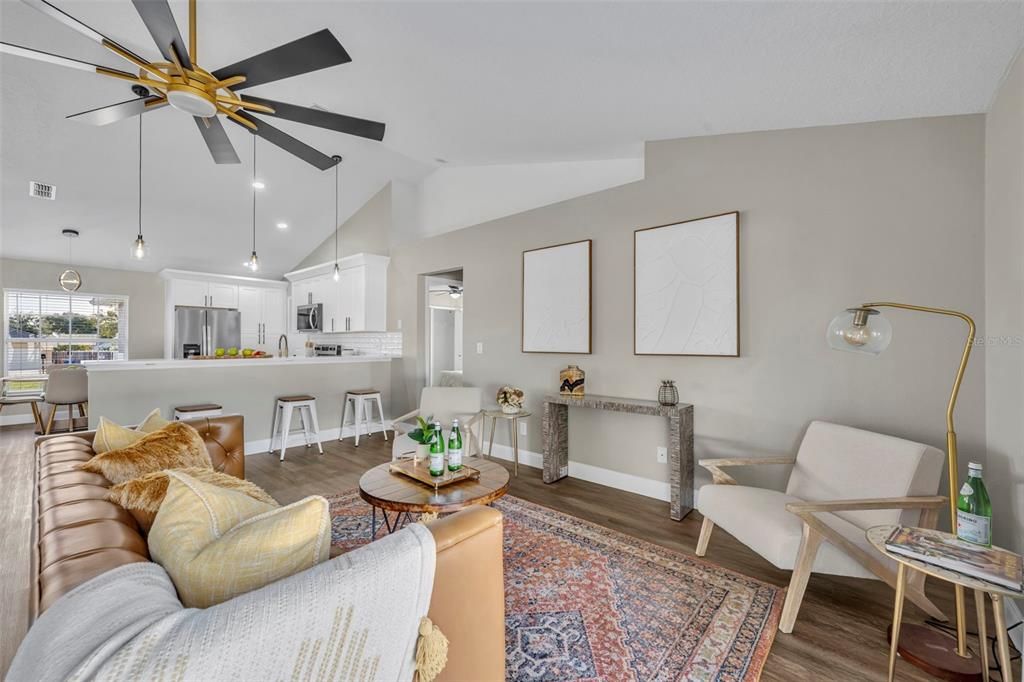 Activo con contrato: $389,900 (4 camas, 2 baños, 1596 Pies cuadrados)