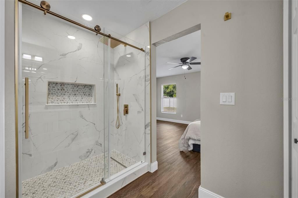 Activo con contrato: $389,900 (4 camas, 2 baños, 1596 Pies cuadrados)