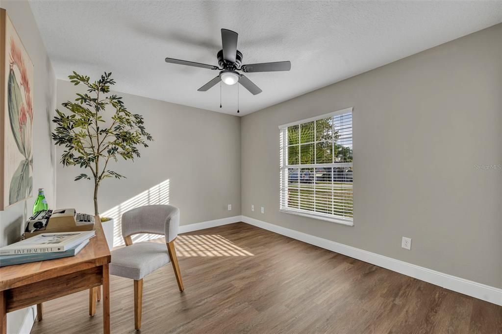 Activo con contrato: $389,900 (4 camas, 2 baños, 1596 Pies cuadrados)