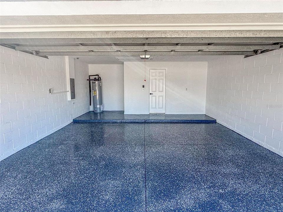 Activo con contrato: $389,900 (4 camas, 2 baños, 1596 Pies cuadrados)