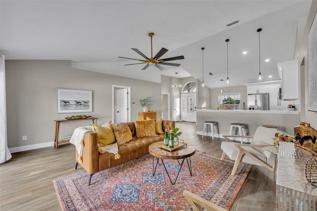 Activo con contrato: $389,900 (4 camas, 2 baños, 1596 Pies cuadrados)