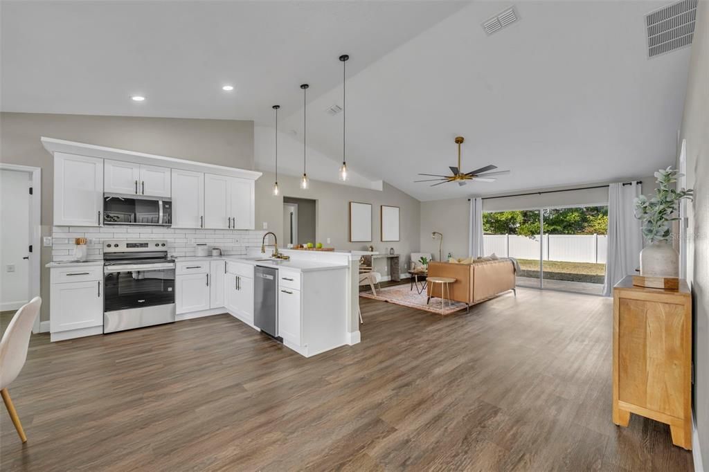 Activo con contrato: $389,900 (4 camas, 2 baños, 1596 Pies cuadrados)